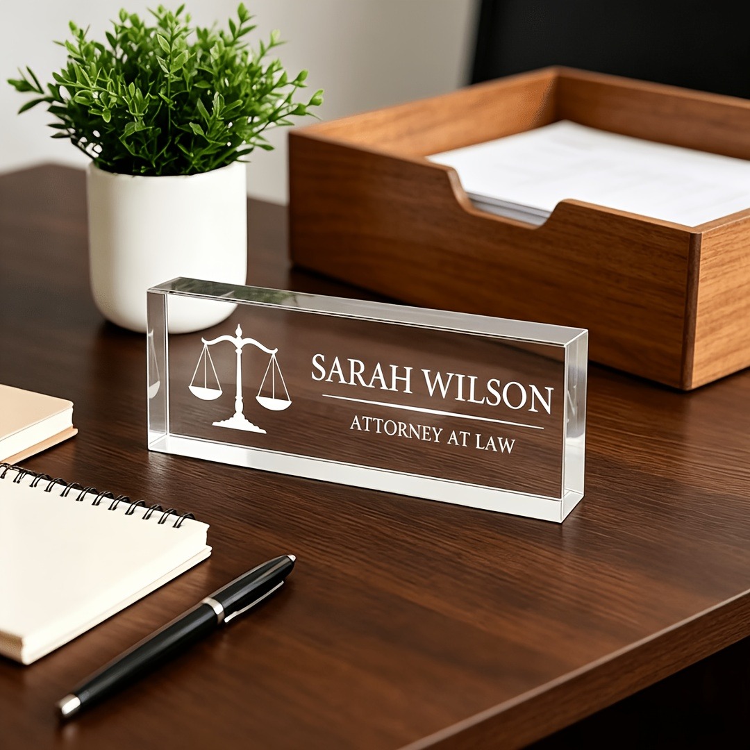 Desk Name Plate - ป้ายชื่ออะคริลิกสำหรับโต๊ะทำงานที่ออกแบบเฉพาะสำหรับทนายความและผู้พิพากษา, ป้ายใสแบบสั่งทำพิเศษ, ของขวัญขอบคุณสำหรับนักศึกษากฎหมายและทนายความที่สำเร็จการศึกษา